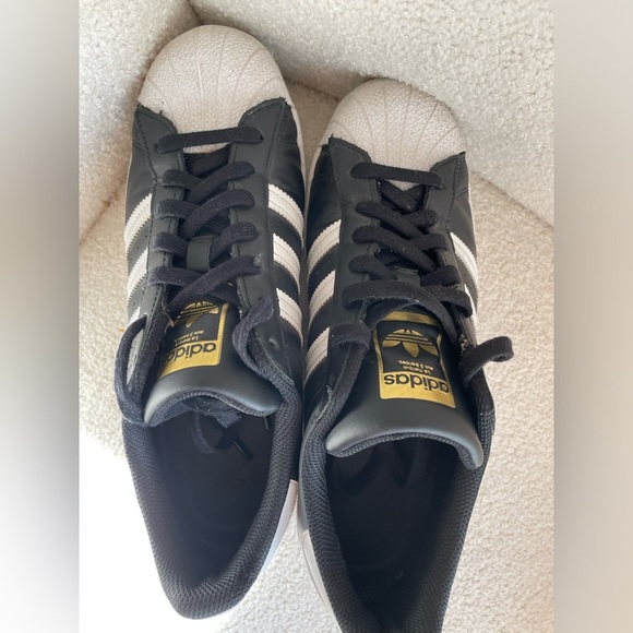 Adidas Men's Black and White and gold Superstar Sneakers 9.5 streetwear - Picture 4 of 7